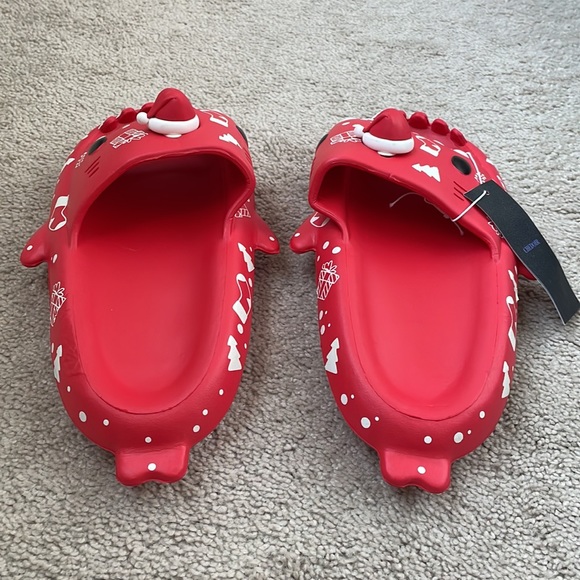 Chedoir Comfy Shark Slippers - Picture 2 of 4